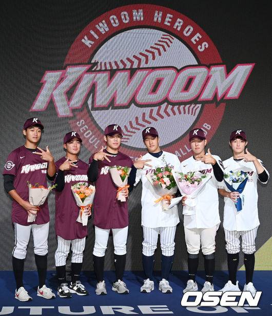 [OSEN=민경훈 기자]&nbsp; 2024 KBO리그 신인드래프트가 14일 오후 서울 중구 소공동 웨스틴조선호텔에서 열렸다. 무대 위에서 키움 히어로즈 지명 포토타임이 진행되고 있다. 2023.09.14 /rumi@osen.co.kr