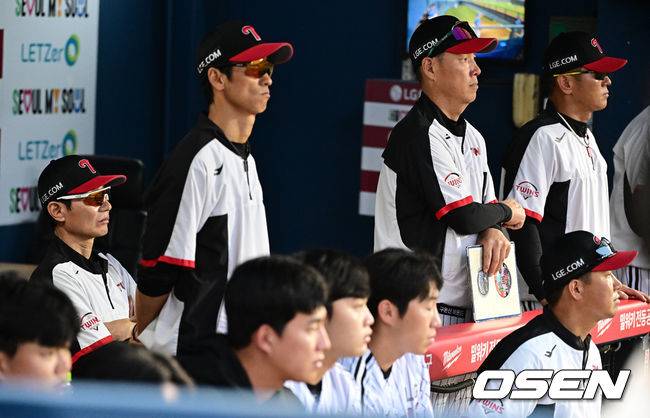 [OSEN=잠실, 지형준 기자]4회초 LG 염경엽 감독이 7실점 빅이닝 허용에 자리에 앉아 경기를 지켜보고 있다. 2023.09.28 /jpnews@osen.co.kr