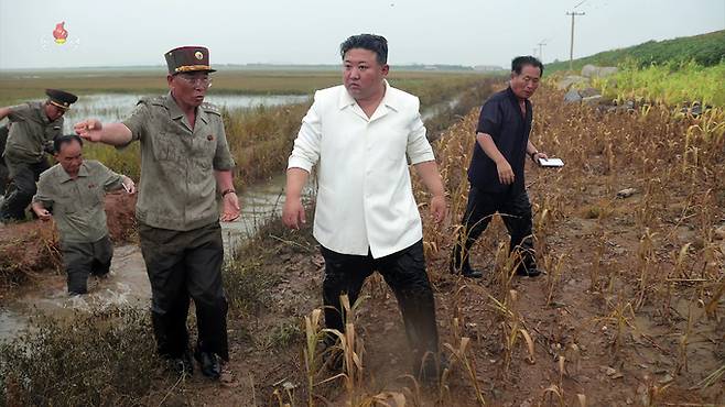 김정은 북한 국무위원장이 지난 21일 평안남도 간석지건설종합기업소 안석간석지 피해복구 현장을 현지지도 했다고 조선중앙통신이 22일 보도했다. 이날 피해복구 현지지도에서 간석지 제방 배수 구조물 설치 공사가 제대로 이뤄지지 않아 바닷물에 제방이 파괴되어 간석지 구역이 침수됐다고 보도했다. 뉴시스