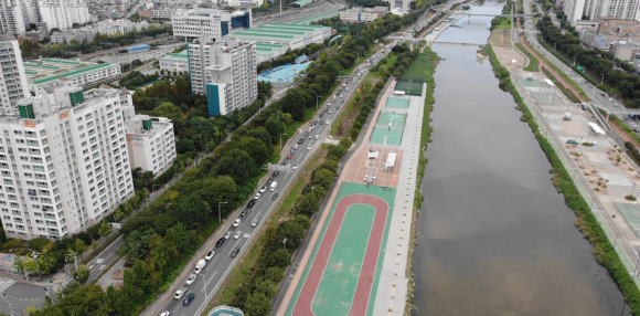 서울 동대문구가 지난 25일 행정업무 지원 드론 시연 과정 중 촬영한 중랑천 모습. 동대문구 제공