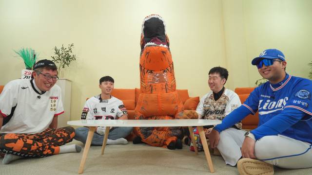 왼쪽부터 LG 트윈스 팬 빗자루아저씨, KT 위즈 팬 텐션가이, NC 다이노스 팬 공룡좌, 키움 히어로즈 팬 밀저씨, 삼성 라이온즈 팬 짭진만.