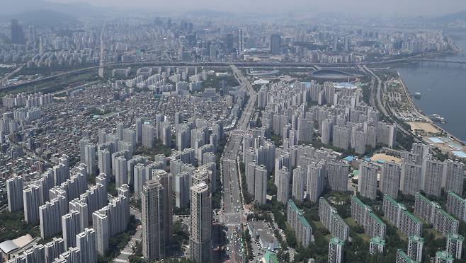 28일 한국부동산원이 9월 넷째 주 아파트 가격 동향을 조사한 결과, 전국의 매매 가격은 전주보다 0.07% 상승해 11주 연속 올랐다. 이는 한주 전(0.1%) 상승 폭보다는 다소 둔화된 수준이다. ⓒ연합뉴스