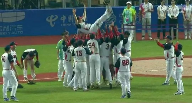 라오스 야구 대표 선수들이 27일 싱가포르전 승리 후 이만수 전 감독을 헹가래 치고 있다. 이만수 전 감독 제공