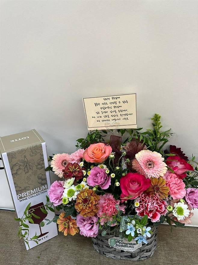 KT 스포츠가 선물한 와인과 꽃의 모습. /사진=KT 위즈 제공