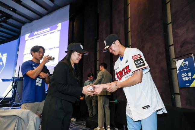 KT 위즈의 1라운드 지명을 받은 부산고 원상현(오른쪽)이 9월 14일 서울특별시 중구 소공동에 위치한 웨스틴조선호텔 그랜드볼룸에서 진행된 2024 KBO 신인드래프트가 끝난 후 부모님에게 첫 사인공을 전달하고 기념 사진 촬영에 임하고 있다. /사진=KT 위즈 제공