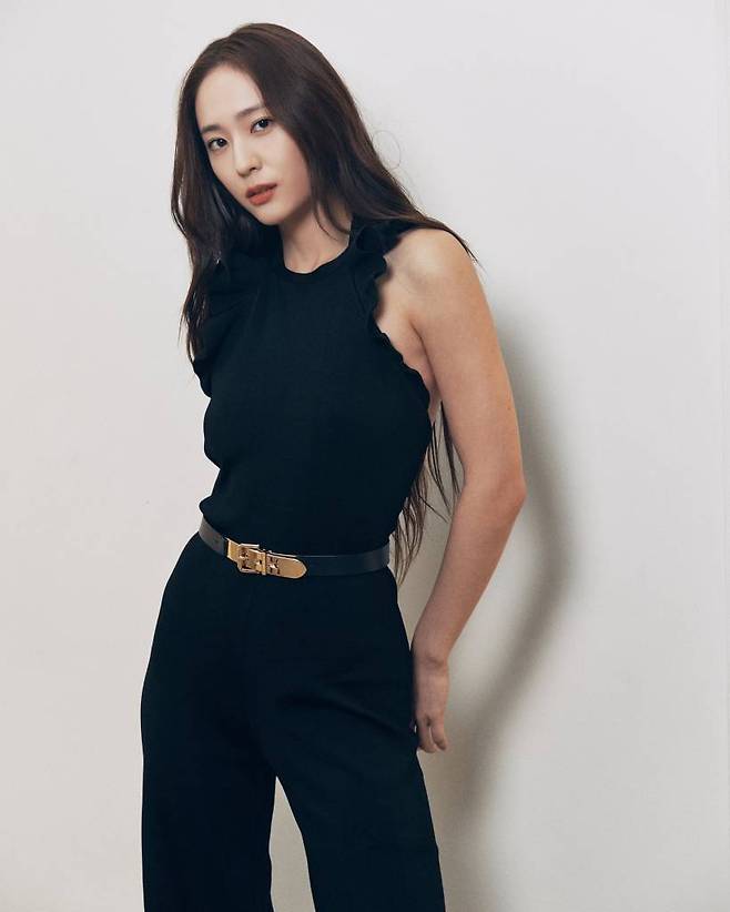 배우 정수정이 22일 오전 서울 종로구 소격동의 한 카페에서 진행된 영화 '거미집' 개봉 관련 인터뷰를 위해 포즈를 취하고 있다.  정수정은 극 중 떠오르는 스타 한유림 역을 맡았다.  '거미집'은 1970년대, 다 찍은 영화 '거미집'의 결말만 바꾸면 걸작이 될 거라 믿는 김열 감독(송강호 분)이 검열, 바뀐 내용을 이해하지 못하는 배우와 제작자 등 미치기 일보 직전의 현장에서 촬영을 밀어붙이는 이야기를 유쾌하게 그리는 영화. 오는 27일 개봉. / 사진제공 = 바른손이앤에이 /사진=김창현