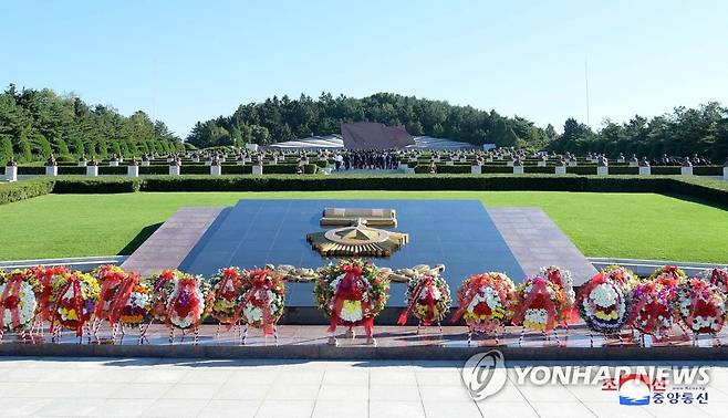 북한, 추석 맞아 열사릉 화환 진정 북한 조선중앙통신이 2018년 9월 24일 추석을 맞아 대성산혁명열사릉과 신미리애국열사릉, 조국해방전쟁참전열사묘에 화환을 진정했다고 보도한 모습. [재판매 및 DB 금지]