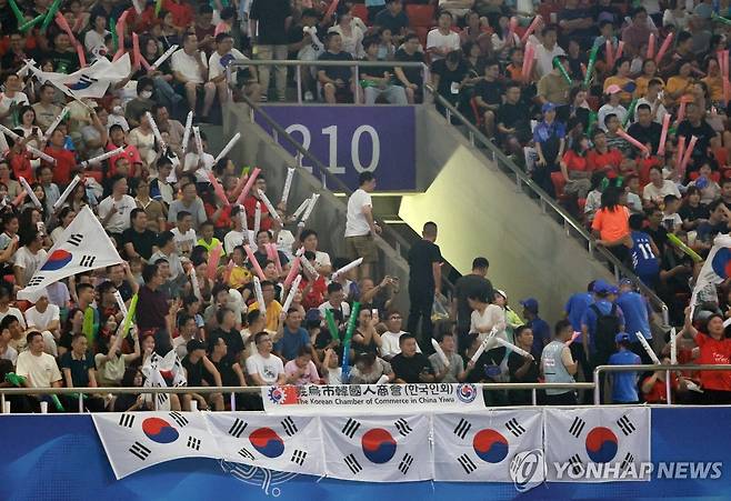 경기장의 대한민국 응원단 (진화[중국]=연합뉴스) 홍해인 기자 = 27일 중국 저장성 진화 스포츠센터 스타디움에서 열린 2022 항저우 아시안게임 남자축구 16강전 대한민국과 키르기스스탄의 경기. 
    대한민국 응원단이 관중석에서 선수들을 응원하고 있다. 2023.9.28 hihong@yna.co.kr