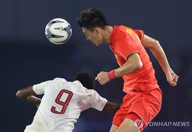 중국 선수의 헤더 [신화=연합뉴스]