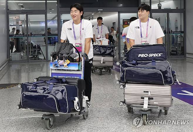 항저우 도착한 야구 대표팀 (항저우=연합뉴스) 이지은 기자 = 대한민국 야구대표팀 선수들이  28일 중국 항저우 샤오산 국제공항을 통해 입국하고 있다. 2023.9.28 jieunlee@yna.co.kr