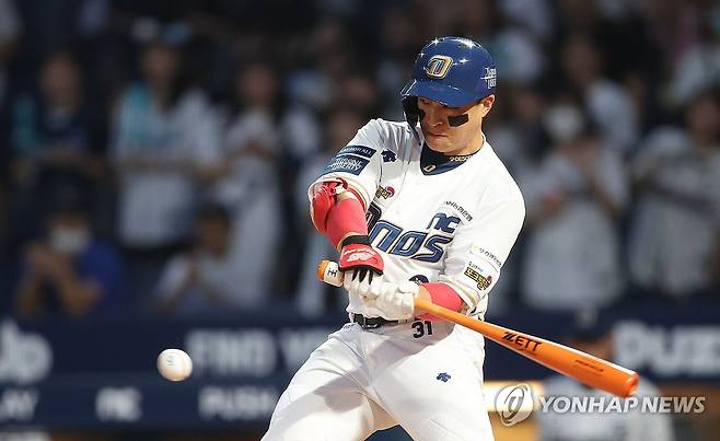NC 손아섭 2루타 (창원=연합뉴스) 김동민 기자 = 13일 경남 창원NC파크에서 열린 '2023 신한은행 SOL KBO리그' NC 다이노스와 kt 위즈의 경기. 1회 말 NC 1번 선두타자 손아섭이 안타를 치고 있다. 2023.9.13 image@yna.co.kr