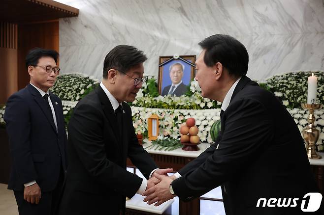 이재명 더불어민주당 대표가 15일 오후 서울 서대문구 신촌세브란스병원 장례식장에 마련된 윤석열 대통령의 부친 고 윤기중 연세대 명예교수 빈소를 찾아 조문한 뒤 윤 대통령과 악수를 나누고 있다.(대통령실 제공) 2023.8.15/뉴스1 ⓒ News1 오대일 기자