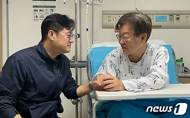 이재명 더불어민주당 대표가 28일 서울 중랑구 녹색병원에서 홍익표 원내대표와 면담을 하고 있다. (더불어민주당 제공) 2023.9.28/뉴스1 ⓒ News1 박지혜 기자