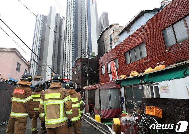 1일 오후 화재로 인한 원인을 알 수 없는 폭발사고가 발생한 부산 동구 한 목욕탕 앞에서 소방관들이 대기하고 있다. 2023.9.1/뉴스1 ⓒ News1 윤일지 기자