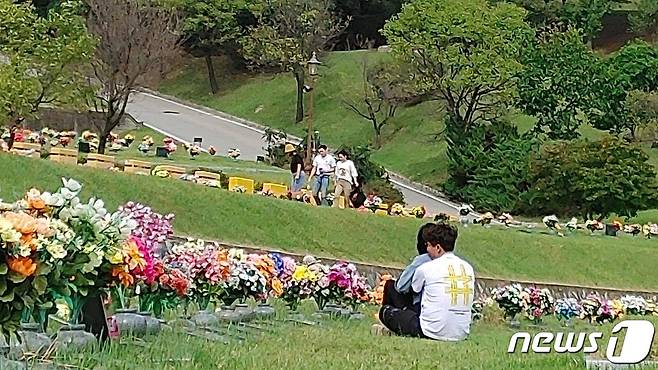 29일 추석을 맞아 충북 청주 목련공원을 찾은 시민들이 성묘를 마치고 대화를 나누고 있다. /뉴스1