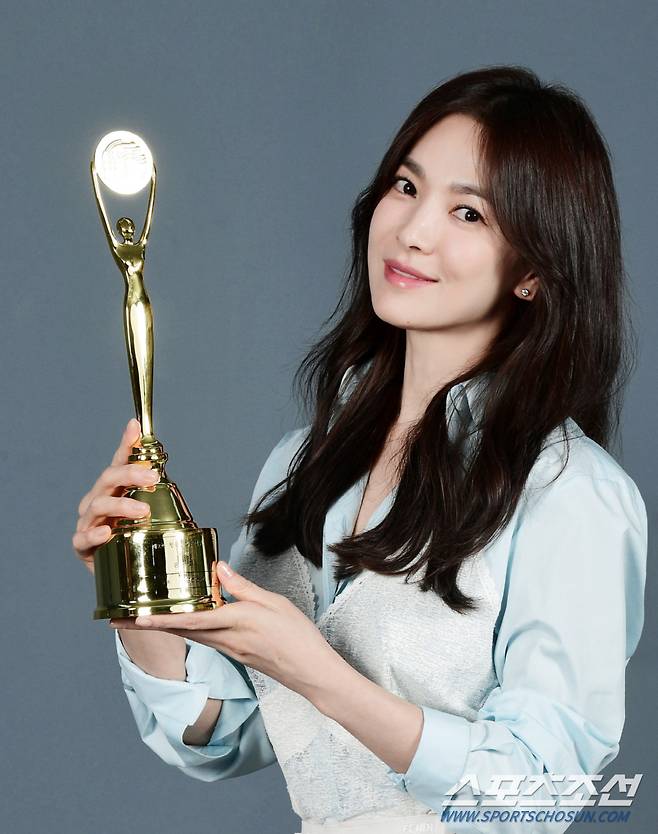 제2회 청룡시리즈어워즈(Bluedragon Series Awards, BSA)에서 대상을 차지한 배우 송혜교가 본지와 인터뷰에 앞서 포즈를 취하고 있다. 목동=송정헌 기자songs@sportschosun.com/2023.08.09/