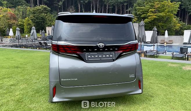 토요타 알파드 뒷모습 (사진=조재환 기자)
