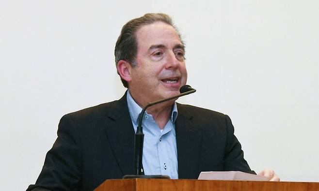 ▲‘인생은 당신이 쓰면서 동시에 읽고 있는 한 권의 책과 같다’고 이야기하는 러셀 로버츠.