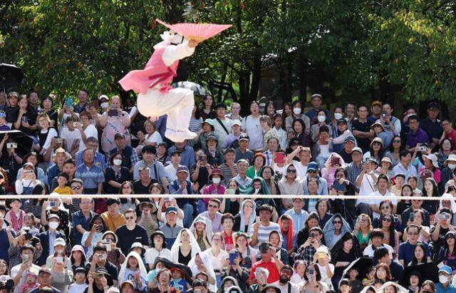 추석인 29일 서울 중구 남산골한옥마을에서 열린 2023 남산골 한가위 축제 추우석에서 시민들이 줄타기 공연을 보고 있다. 뉴스1