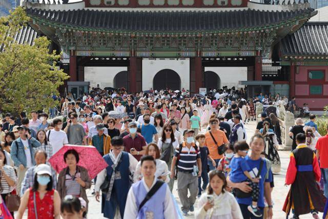 추석인 29일 서울 종로구 경복궁이 시민 및 관광객으로 붐비고 있다. 연합뉴스