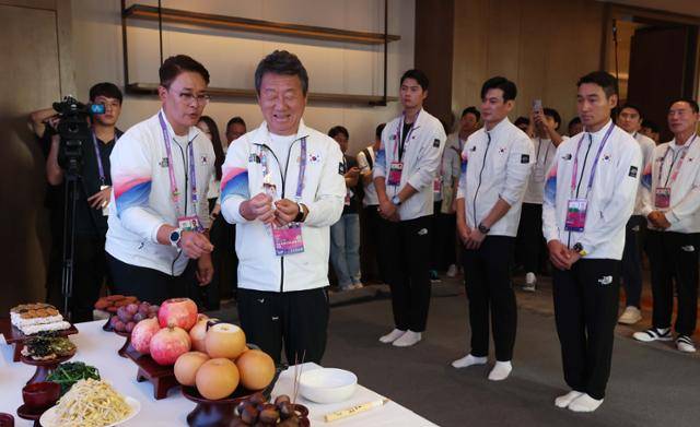 29일 추석을 맞아 중국 항저우 스포츠외교라운지에서 대한민국 선수단 최윤 선수단장, 이기흥 대한체육회장을 비롯한 대한민국 메달리스트와 대표팀 선수들이 합동 차례를 지내고 있다. 항저우=뉴시스