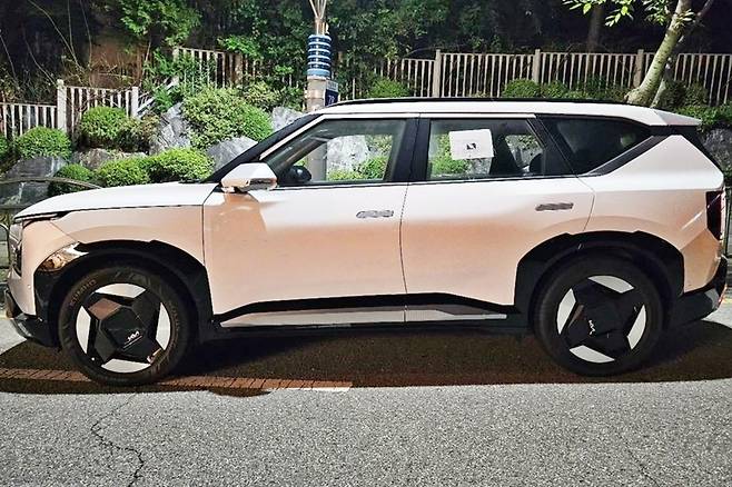 한 유튜버의 카메라에 잡힌 기아의 세번째 순수 전기자동차 'EV5' 실물 측면 모습.[사진=숏카 유튜브 채널]