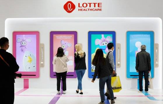롯데헬스케어의 전시관에서 관람객들이 건강관리 플랫폼 ‘캐즐’을 체험하고 있다. 연합뉴스