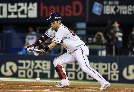 기습번트를 대는 두산 조수행. 연합뉴스