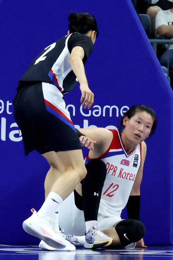 넘어진 북한 로숙영(오른쪽)을 일으키는 이해란. 장진영 기자