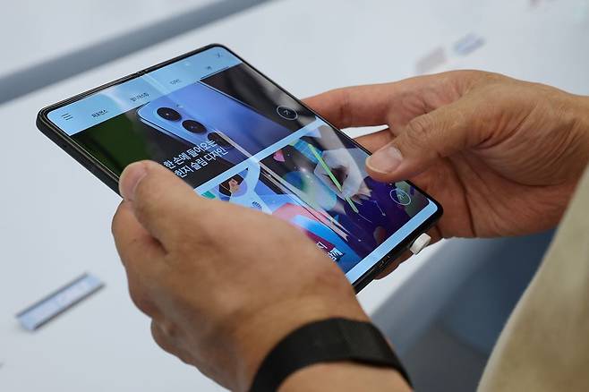 삼성전자의 최신 스마트폰 갤럭시 Z폴드5. 한경DB