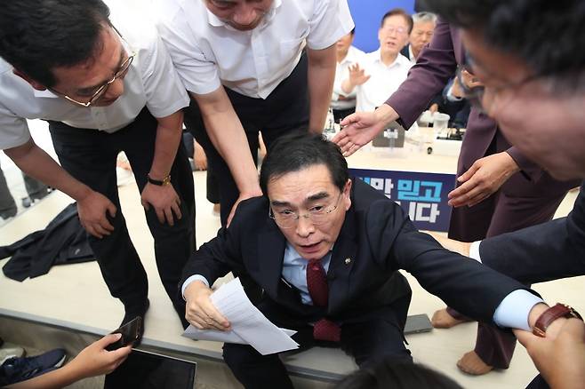 태영호 국민의힘 의원이 7일 오전 서울 여의도 국회 본관 앞에 마련된 이재명 더불어민주당 대표 단식투쟁천막을 찾아 이 대표에게 항의 중 민주당 의원들에게 끌려나가고 있다./ 사진=뉴스1