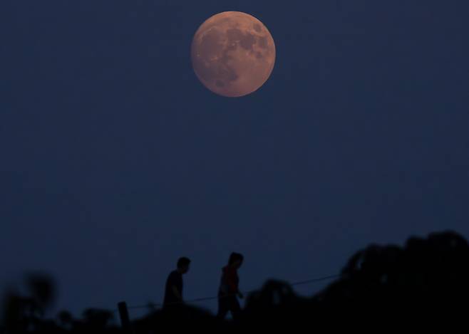 추석을 하루 앞둔 지난 28일 저녁 서울 하늘에 뜬 달이 차오르고 있다. 연합뉴스