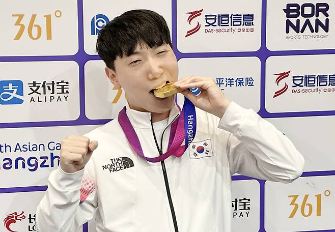 김관우가 지난 28일 중국 항저우 e스포츠센터에서 열린 2022 항저우 아시안게임(AG) 스트리트 파이터 V 결승전에서 대만의 샹여우린을 4-3으로 물리치고 금메달을 획득한 뒤 공동취재구역(믹스트존)에서 취재진을 향해 포즈를 취하고 있다. 연합뉴스