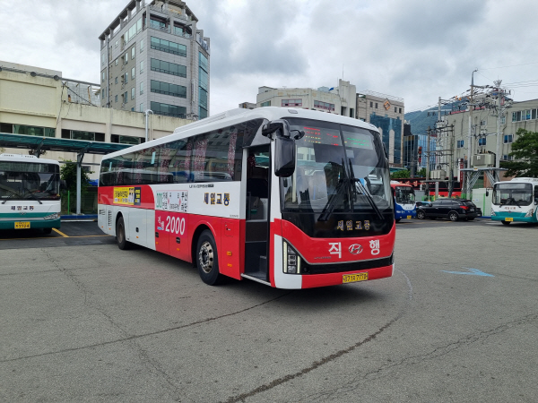 부산~경남 거제를 오가는 시내직행좌석버스(2000번 버스) 요금이 개통 이후 9년 만에 처음으로 인상된다.  거제시 제공