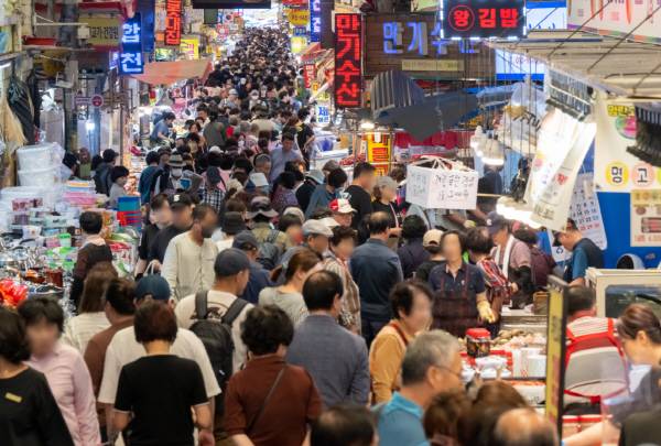 지난 24일 부산진구 부전시장이 제수용 수산물, 과일 등을 구입하러 나온 시민들로 붐비고 있다. 이원준 기자windstorm@kookje.co.kr