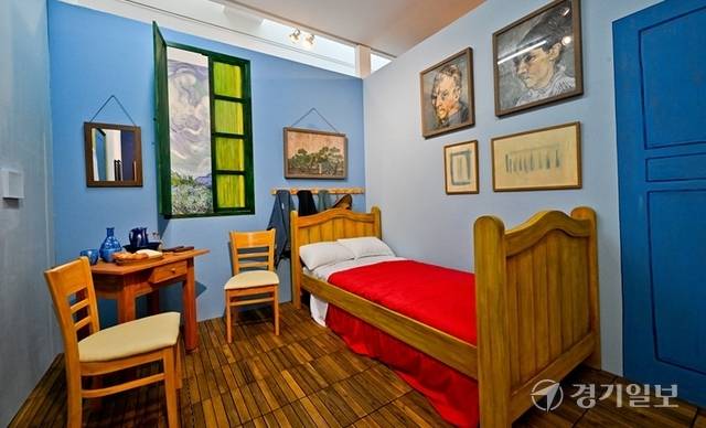 '빈센트 반 고흐가 사랑한 책' 전시에서 고흐의 작품 '아를의 침실'에 들어가보자. 윤원규기자