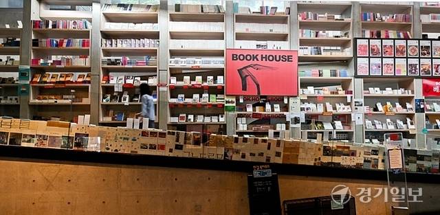 박물관 지하의 BOOK HOUSE에서는 한길사에서 발간한 책들을 구매할 수 있다. 윤원규기자