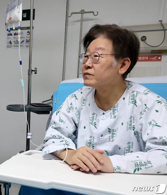 (서울=뉴스1) 이승배 기자 = 이재명 더불어민주당 대표가 28일 오전 서울 중랑구 녹색병원에서 조정식 사무총장, 이해식 사무부총장과 강서구청장 보궐선거 관련 대화를 하고 있다. (공동취재) 2023.9.28/뉴스1  Copyright (C) 뉴스1. All rights reserved. 무단 전재 및 재배포,  AI학습 이용 금지.
