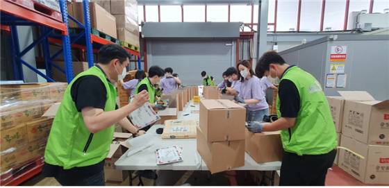 서울강서푸드뱅크·마켓에서 주택도시보증공사(HUG) 임직원들이 추석맞이 음식 선물상자를 제작하고 있다./사진제공=HUG