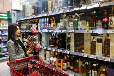 롯데마트 서울역점 양주 매장에서 한 고객이 양주 상품을 보고 있다. 롯데마트 제공