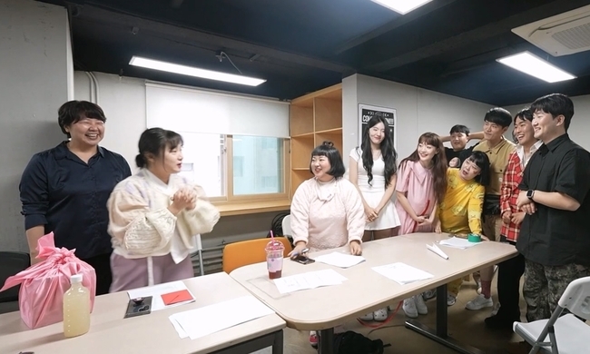 Park Na-rae presents Oh Eun Young with hearty food.On September 29, MBC I Live Alone, which is broadcasted at 11:10 pm, will show Park Na-rae delivering Chuseok food made during James Stewart.Before the group, Park Na-rae, who completed 20 servings of Chuseok food, including pork skewers, stingray steamed, and charcoal grilled rice cake, is set neatly in a three-tiered wooden lunch box.Park Na-rae, who finished packing the Lunch box with a wrapping cloth, prepares handwritten letters and sikhye, which he wrote during the time of Cuisine. If you are going to do it, you have to go to the end.Park Na-rae also delivers Lunch box directly. Park Na-rae, who has been in his 18th year since his debut, is returning to KBS. He visited Kim Sang-mi, the director of the gag concert,The director rejoices and shares memories that have helped each other. Park Na-rae also runs a FLEX delivery food for his juniors.In the first meeting with Oh Eun Young Doctorate, Centro Sportivo Alagoano (?I wonder what Centro Sportivo Alagoano of Narae was caught by Oh Eun Young Doctorate.Oh Eun Young Doctorate, who saw the face of Park Na-rae, whose face was slimmed down on James Stewarts holiday food Cuisine, is worried that he has lost weight.Oh Eun Young Doctorates generous praise of Park Na-rae, who is ashamed of his body, and Oh Eun Young Doctorate, who hugs him tightly, smiles.Park Na-rae, who has returned home safely after completing the holiday food sharing, picks up her first meal, saying that she can not eat even if she dies. What will be the menu to celebrate the completion of sharing of Park Na-rae?