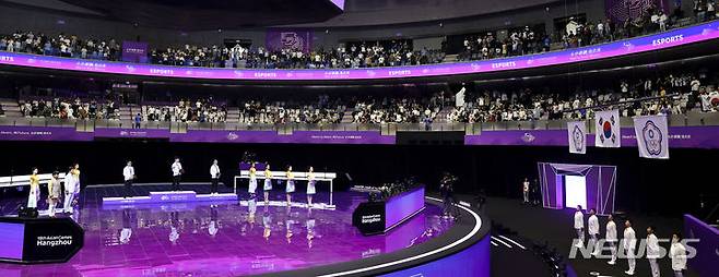 [항저우=뉴시스] 정병혁 기자 = 28일 중국 항저우 E스포츠센터에서 열린 2022 항저우 아시안게임 E스포츠 '스트리트 파이터 V' 시상식에서 금메달을 차지한 김관우가 메달을 목에 걸고 애국가를 부르고 있다. 2023.09.28. jhope@newsis.com