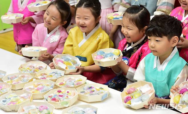 [대구=뉴시스] 이무열 기자 = ﻿﻿임시공휴일(10월2일)을 포함해 6일간 이어지는 추석연휴 기름진 음식을 지나치게 많이 먹거나 과음을 하다 보면 살이 찌기 쉬워 건강 관리에 유의해야 한다. 21일 대구 동구 숙천유치원에서 열린 추석맞이 전통체험 한마당에서 원생들이 직접 만든 송편을 들어 보이고 있다. 2023.09.21. lmy@newsis.com