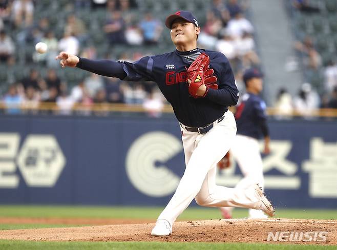 [서울=뉴시스] 정병혁 기자 = 30일 서울 송파구 잠실야구장에서 열린 2023 프로야구 LG 트윈스 대 롯데 자이언츠의 경기, 롯데 선발 한현희가 역투하고 있다. 2023.05.30. jhope@newsis.com