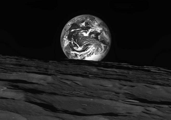 달 표면 뒤에 떠오른 지구. 지난해 12월 24일 다누리 찍은 사진이다.&nbsp;한국항공우주연구원 제공