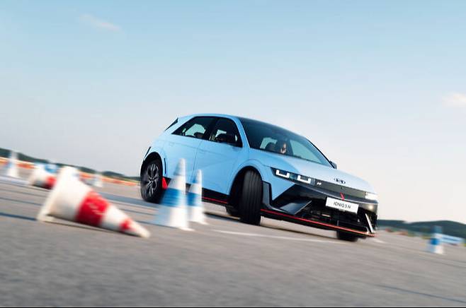 아이오닉5N이 짐카나 코스에서 코너링을 하는 모습. 현대차 제공