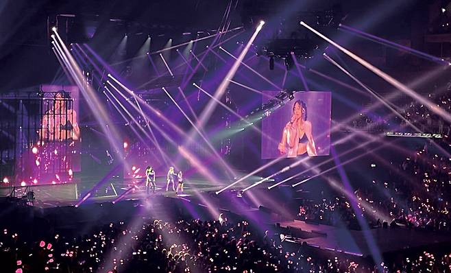 2022년 12월19일(현지시간) 관객 1만7000여 명이 가득 들어찬 가운데 독일의 수도 베를린 메르세데스 벤츠 아레나에서 콘서트를 하고 있다. ⓒAP 연합