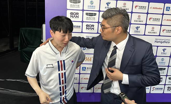 28일 중국 항저우 e스포츠센터에서 열린 2022아시안게임 스트리트 파이터 V 결승전에서 대만의 샹여우린을 세트 점수 4-3으로 물리치고 우승을 차지한 김관우가 강성훈 감독과 기자들의 질문에 답하고 있다. 연합뉴스