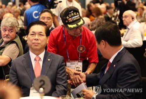 기념품 전달하는 미국 참전용사  2023년 7월 25일 오전 서울 송파구 소피텔 앰배서더 서울 호텔에서 열린 6·25전쟁 참전용사 초청 감사 조찬회에서 한 미국 참전용사가 임호영 한미동맹재단 회장에게 기념품을 전달하고 있다. 2023.9.29
 [연합뉴스 자료사진]