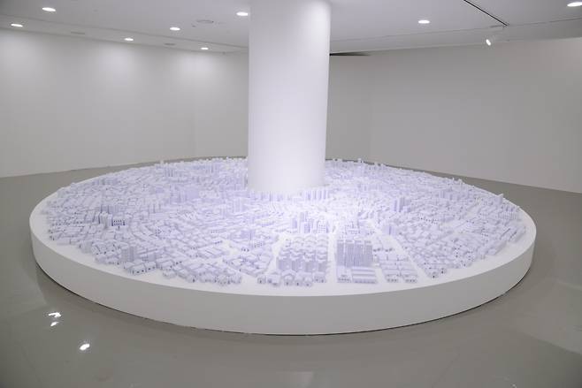 Dance on the city, 하태범, 가변설치, 종이, 퍼포먼스, 2023